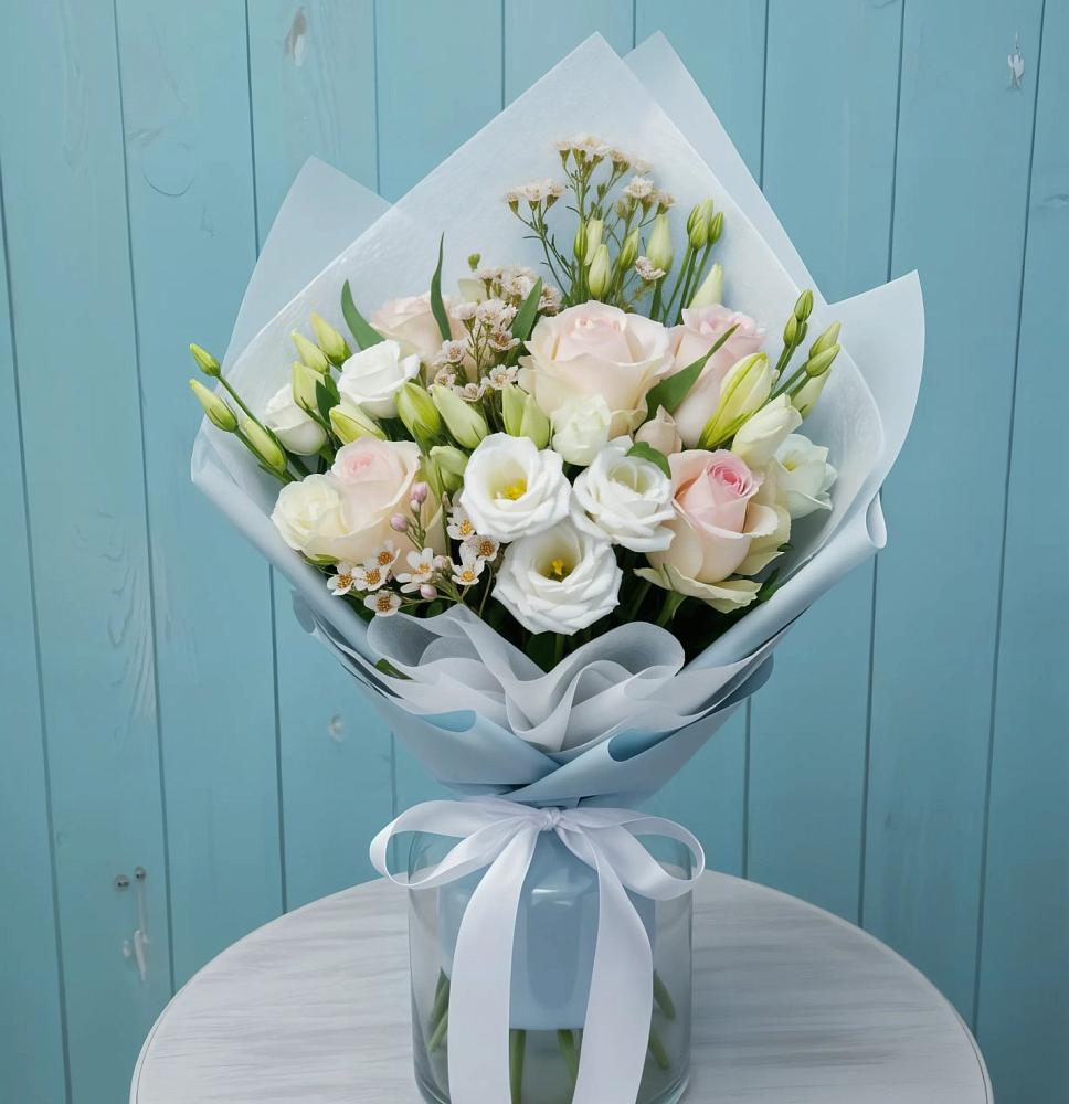 Букет цветов из: Розы и Лизиантусы в Благоево