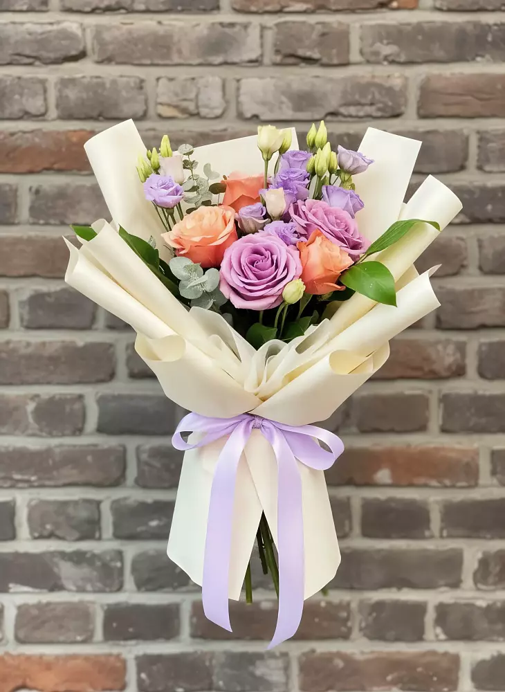 Букет цветов из: Лизиантусы и Розы в Благоево