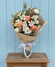 Букет цветов из:  Альстромерии, Лизиантусы, Розы и Хризантемы в Благоево
