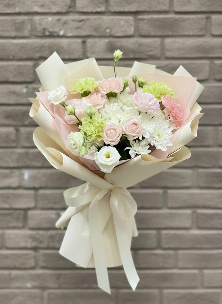 Букет цветов из: Гвоздики, Розы, Лизиантусы и Хризантемы в Благоево