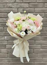 Букет цветов из:  Гвоздики, Розы, Лизиантусы и Хризантемы в Благоево