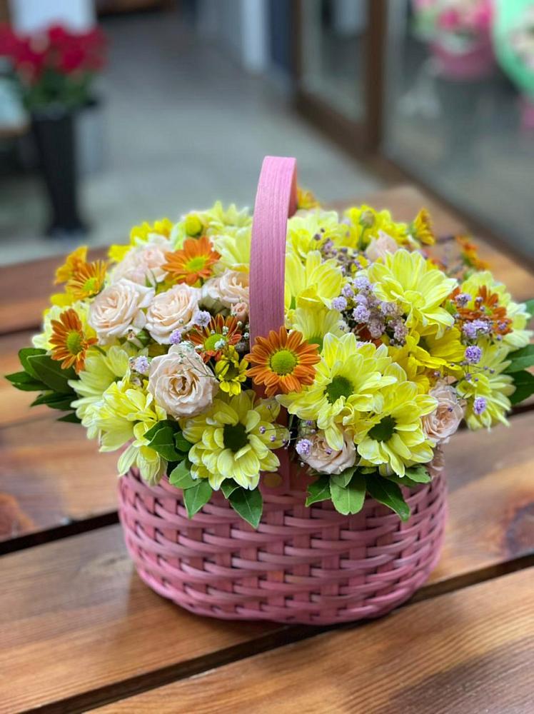 Цветочная композиция из Хризантемы и Розы в корзине в Благоево