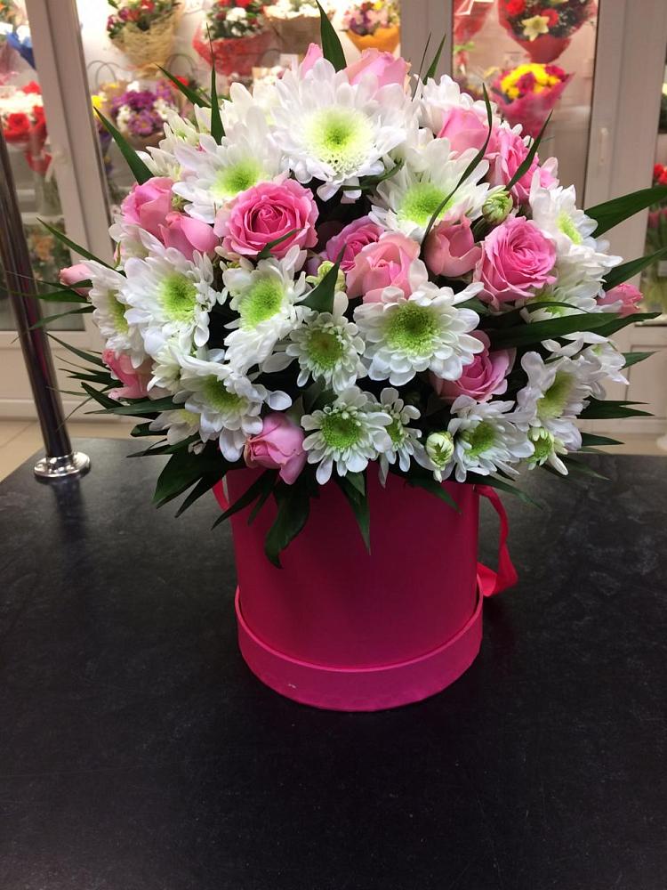 Цветочная композиция из Розы и Хризантемы в шляпной коробке в Благоево