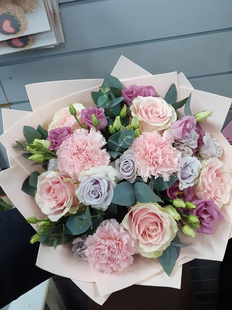 Букет цветов из: Розы, Гвоздики и Лизиантусы в Благоево