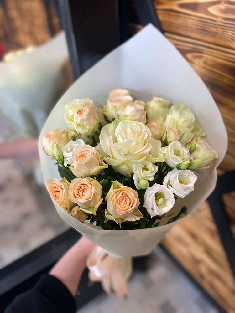 Букет цветов из: Розы и Лизиантусы в Благоево