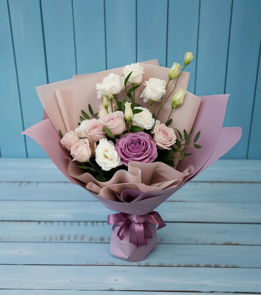 Букет цветов из: Розы и Лизиантусы в Благоево